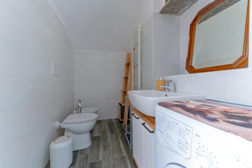 Ένα μπάνιο στο Inas Lake Garden Elias Suite