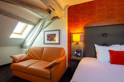 Katil atau katil-katil dalam bilik di Hotel de la Gare Troyes Centre