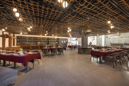 Restaurace v ubytování Echor The Corbett Nishk Resort Jim Corbett
