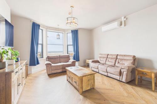 ein Wohnzimmer mit Sofa und Tisch in der Unterkunft Host & Stay - Bellevue Luxe in Redcar