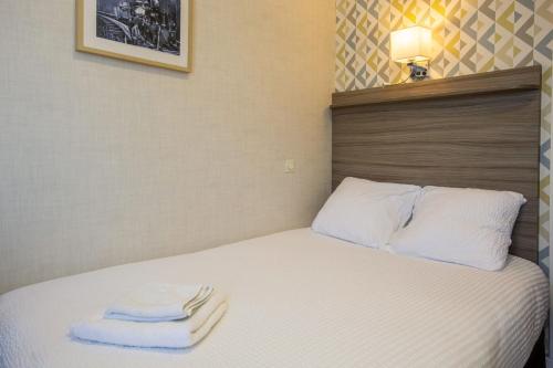 Katil atau katil-katil dalam bilik di Hotel de la Gare Troyes Centre