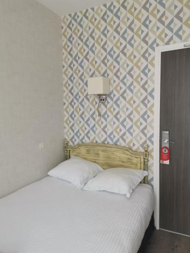 Katil atau katil-katil dalam bilik di Hotel de la Gare Troyes Centre