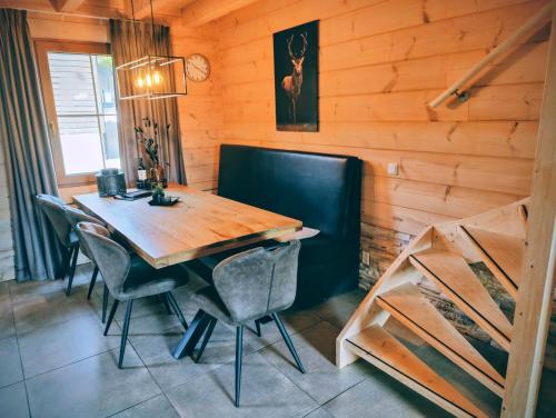 a dining room with a wooden table and chairs at Chalet Momage dichtbij Skiliften, Skiverhuur en Bikepark! in Winterberg