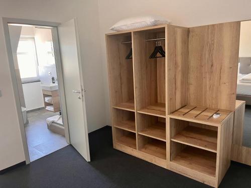 a room with a wooden bookcase in a bedroom at DH Hotel Deutsches Haus - Ihr neuer Rückzugsort im Herzen von Mittweida, digitales Hotel im historischen Gebäude in Mittweida