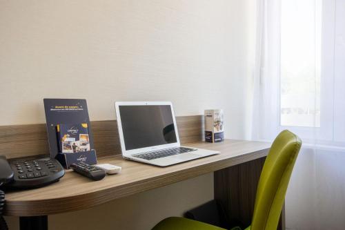 Televisyen dan/atau pusat hiburan di Hotel de la Gare Troyes Centre