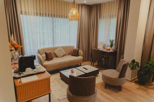Ein Sitzbereich in der Unterkunft Charme Hotel La Foret