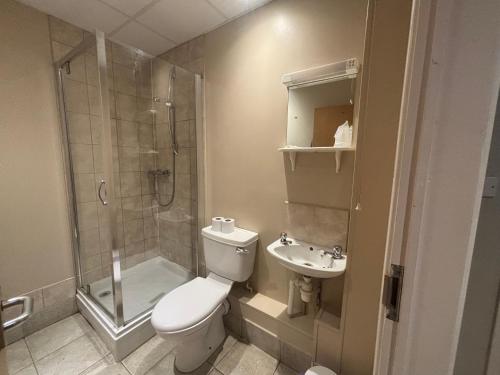 ロザラムにあるThe Fitzwilliam Hotelのトイレ、シャワー、洗面台を備えたバスルーム