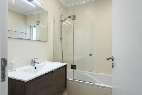 Moura One - Condominium with pool by HD