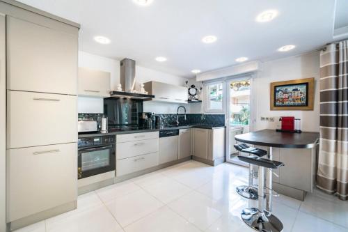 Bright 2 bedroom close to the centre of Cannes