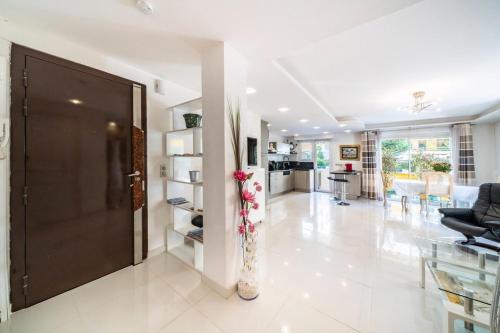 Bright 2 bedroom close to the centre of Cannes