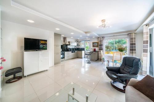 Bright 2 bedroom close to the centre of Cannes