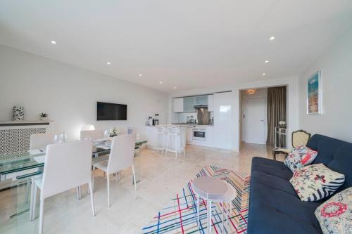 Wonderful 2 bedrooms with sea view and pool !