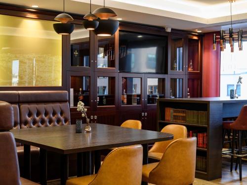 ein Esszimmer mit Tisch und Stühlen in der Unterkunft Aparthotel Adagio Frankfurt City Messe in Frankfurt am Main