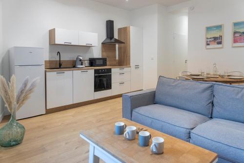 Dapur atau dapur kecil di Nice, center, kingsize bed