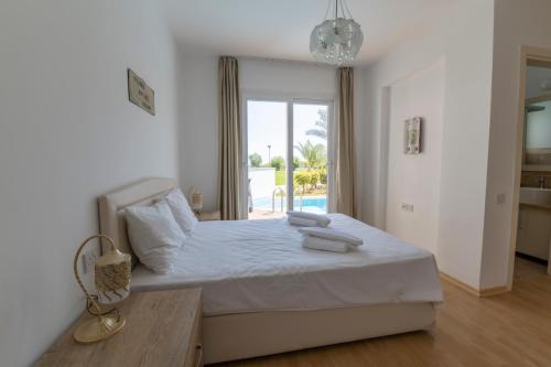Postel nebo postele na pokoji v ubytování Exclusive Apartments in Thalassa Beach Resort