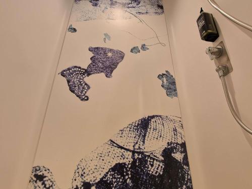 a shower curtain with a map of the united states at ibis Budget Lille Marcq En Baroeul in Marcq-en-Baroeul