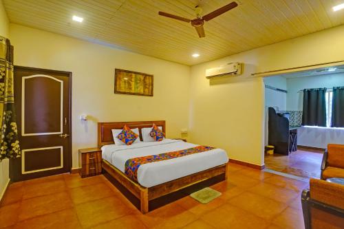 En eller flere senge i et værelse på FabHotel Baga Village Home- Nr Baga Beach