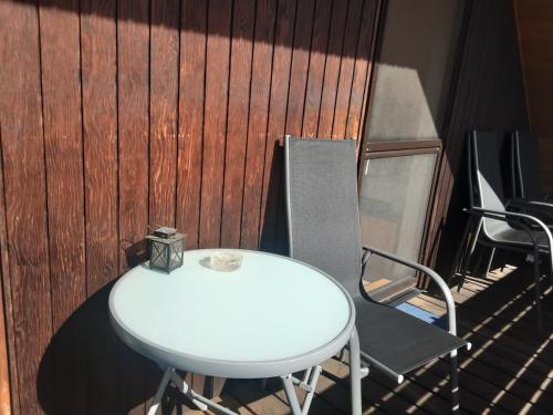 a white table and chairs on a balcony at Gästezimmer von Annegret in Peine