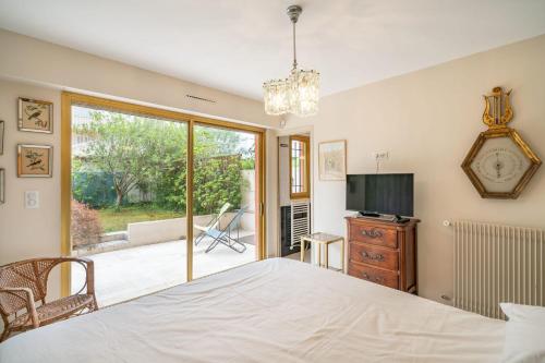 Pleasant 2 bedroom with large terrace