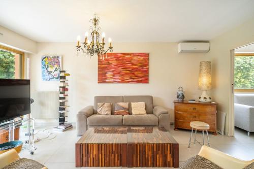 Pleasant 2 bedroom with large terrace