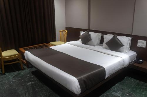 Postel nebo postele na pokoji v ubytování HOTEL KB's Grand