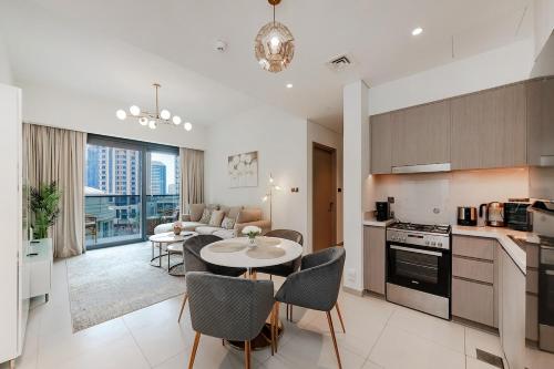 Act One Act Two Stylish 1BR Near Burj Khalifa & Fountains