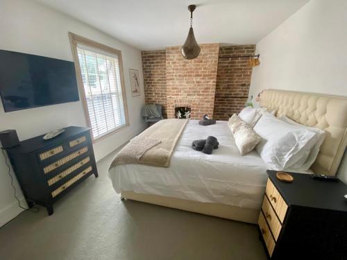 Postel nebo postele na pokoji v ubytování Charming Dog Friendly Cottage in Devon
