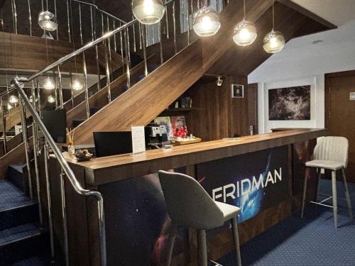Una televisión o centro de entretenimiento en Hotel Fridman