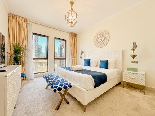Ένα ή περισσότερα κρεβάτια σε δωμάτιο στο Royal Escape Burj Khalifa View 2BR in Downtown Dubai
