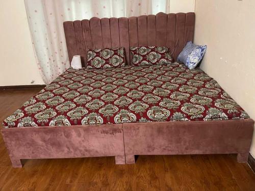 ラーワルピンディーにあるFully Furnished House available for Rent on Daily and weekly basisの大型ベッド1台(ウッドフロアのベッドルーム内)