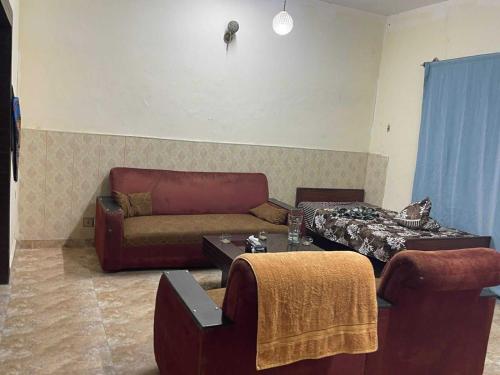 ラーワルピンディーにあるFully Furnished House available for Rent on Daily and weekly basisのリビングルーム(ソファ、ソファ、テーブル付)