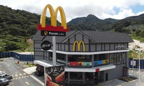 a fast food restaurant with a mcdonalds sign on it at CAMERON HIGHLAND CENRTUM BRINCHANG Homestay By Dcozy 6-7pax in Brinchang
