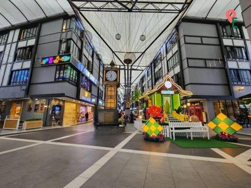 an empty shopping mall with a clock in the middle at CAMERON HIGHLAND CENRTUM BRINCHANG Homestay By Dcozy 6-7pax in Brinchang