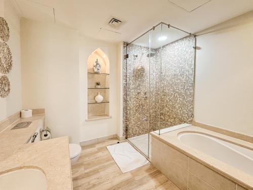 Ένα μπάνιο στο Royal Escape Burj Khalifa View 2BR in Downtown Dubai