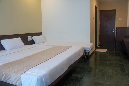 Postel nebo postele na pokoji v ubytování HOTEL KB's Grand