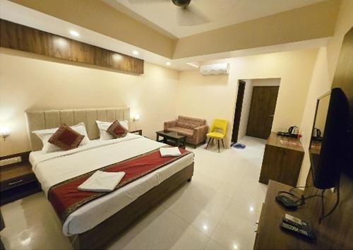 Postel nebo postele na pokoji v ubytování HOTEL R-KSH-VARANASI- Near KASHI VISHWANATH TEMPLE & RAILWAY STATION