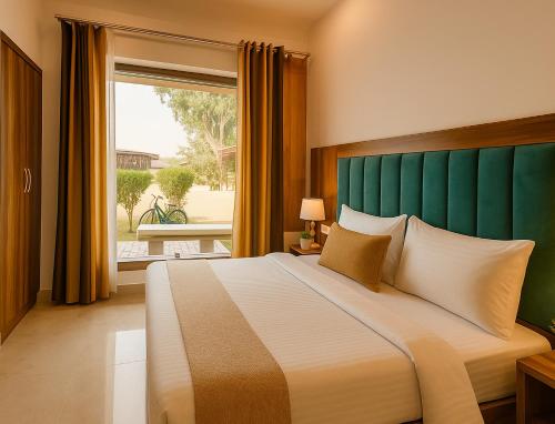 En eller flere senge i et værelse på Mayur Resort