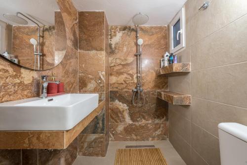 Elegant Ariadne, 2 Bedroom Apartment, by Acropolin
