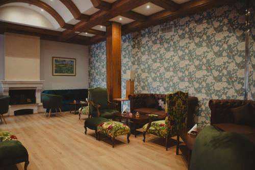 Ein Sitzbereich in der Unterkunft Charme Hotel La Foret