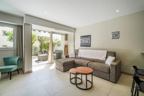 Wonderful 2 bedroom in the old Suquet