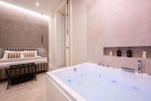 ナポリにあるMadame Toledo Luxury Roomsの白いバスルーム(バスタブ、ベッド付)