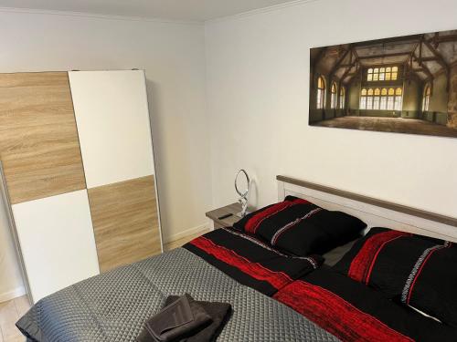 a bedroom with a bed and a painting on the wall at Best Preis Ferienhaus max 4 Personen Wittenberge Modernes Ambiente voll ausgestattet mit Netflix und WLAN in Wittenberge