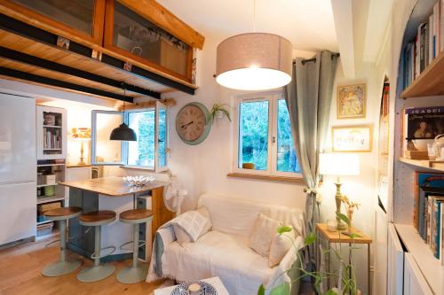 a small living room with a white couch and a table at Une escale sur l'océan in Ciboure