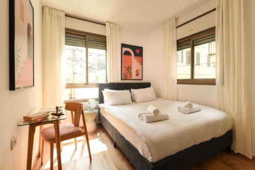 Ένα ή περισσότερα κρεβάτια σε δωμάτιο στο Cozy Apt 4-min from the Beach with Mamad by Sea N' Rent