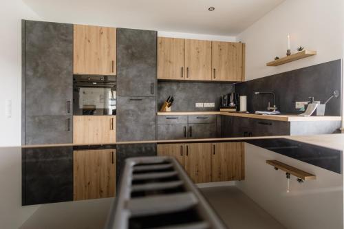 Dapur atau dapur kecil di Kleeoase - Luxus Apartment- Jacuzzi - Dachterrasse - Kochinsel - See in 10 min