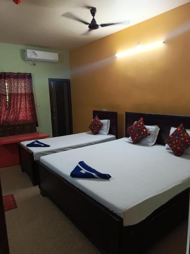 Ένα ή περισσότερα κρεβάτια σε δωμάτιο στο VIP Residency Hotel And Restaurant