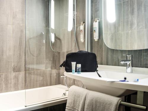 a bathroom with a sink and a shower and a toilet at ibis Bordeaux Centre Gare Saint Jean Euratlantique in Bordeaux