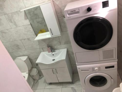 a bathroom with a washing machine and a sink at Tourist pansiyon 1 in Antalya
