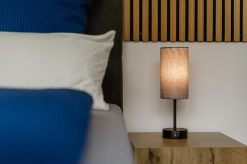 Katil atau katil-katil dalam bilik di Kleeoase - Luxus Apartment- Jacuzzi - Dachterrasse - Kochinsel - See in 10 min