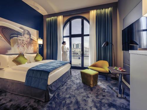 Ένα ή περισσότερα κρεβάτια σε δωμάτιο στο MERCURE Hotel Berlin Wittenbergplatz